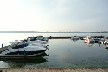 Fototapeta na wymiar Anlegestelle mit Motorbooten am See