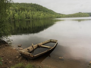 Fototapeta na wymiar Boot auf einem See in Schweden