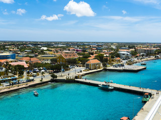 Fototapeta na wymiar Blick auf die Küste und die Hauptstadt Kralendijk,Karibik, Niederländische Antillen, Antillen, Insel Bonaire, Bonaire, Kralendijk,