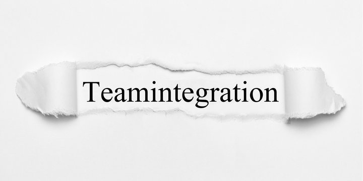 Teamintegration auf wei&szlig;en gerissenen Papier