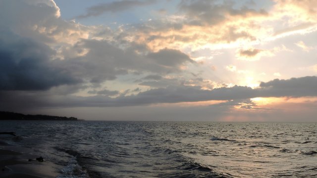Fototapeta sunrise over waves
