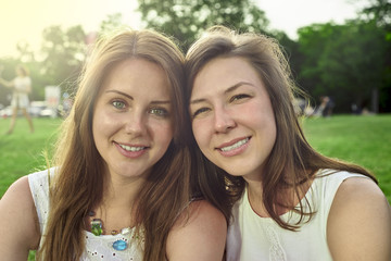 Obraz premium two friends lying on the grass in the park