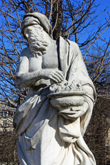 Statue allégorique de l'Hiver au jardin des Tuileries à Paris, France