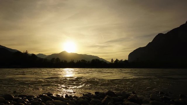 Zeitraffer Sonnenuntergang am Fluss Inn bei Innsbruck