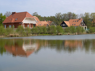 The cottage settlement on the bank of the lake