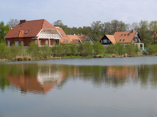 Obraz premium The cottage settlement on the bank of the lake