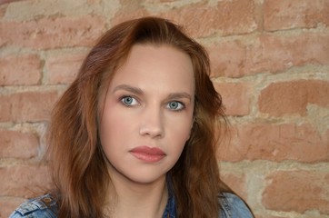 kobieta niebiesko oka,tło ściana z cegieł  © agnes78
