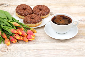 Pączki i kawa w towarzystwie tulipanów  - obrazy, fototapety, plakaty