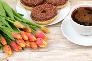 Obraz na płótnie Canvas Pączki i kawa w towarzystwie tulipanów 