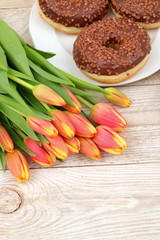 Pączki w towarzystwie tulipanów. - obrazy, fototapety, plakaty