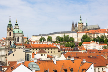 Fototapeta na wymiar Stadtbild von Prag, Tschechien, mit Prager Burg Hradschin, Veitsdom und Kirche St. Nikolaus