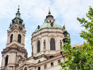 Fototapeta na wymiar Außenaufnahme der Kirche St. Nikolaus in Prag, Tschechien