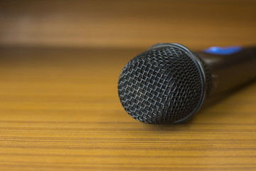 Obraz premium The microphone is placed a wooden table.