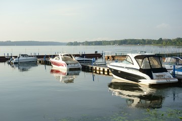 Fototapeta premium Anlegestelle mit Motorbooten am See