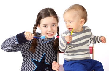 Ein sechsjähriges Mädchen und ein einjähriger Junge putzen sich die Zähne 