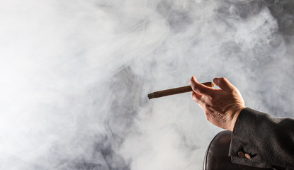 ein Mann raucht eine Zigarre, es raucht stark