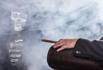 ein Mann raucht eine Zigarre, es raucht stark, ein Skelett sieht zu