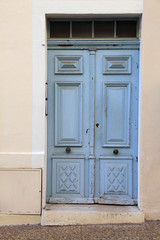 Verwitterte blaue Haustür in einem französischen Dorf