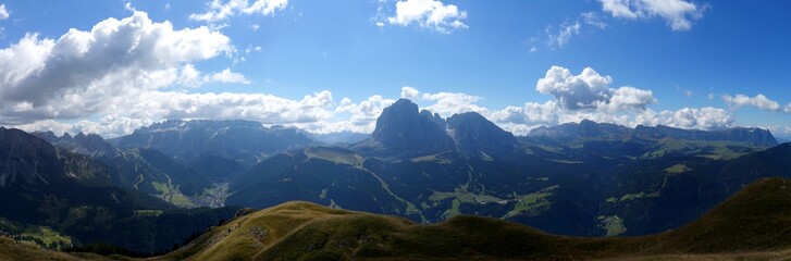 Obraz premium Traumhafte Panorama Aussicht auf Südtiroler Bergwelt im Grödner Tal auf Langkofel Gruppe / Sella / Seiser Alm 