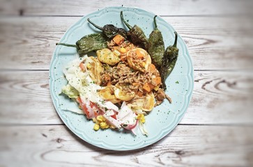 Tortellini mit Hacksauce, Salat und Pimientos 