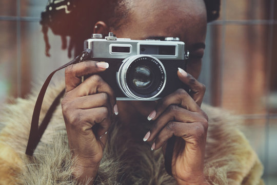 femme noire africaine avec appareil photos vintage