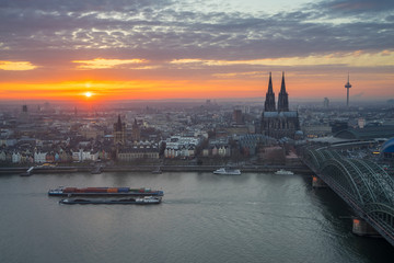 Fototapeta na wymiar Köln bei Sonnenuntergang
