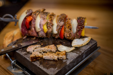 Spieß auf heissem Stein 03