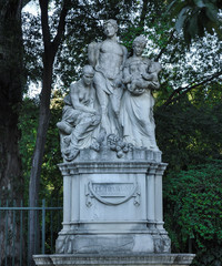 Obraz premium Escultura en el Parque de María Luisa, Sevilla, alegoría del Trabajo