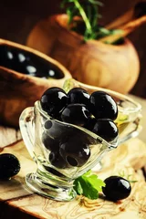 Foto op Plexiglas Spanish black olives and olive oil, vintage wooden background, selective focus © 5ph