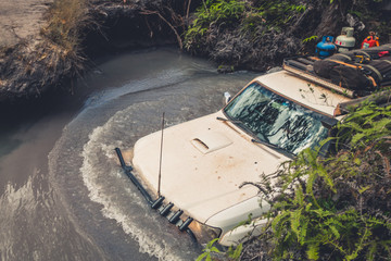 Geländewagen im Wasser
