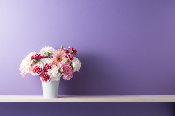 紫色の壁と棚のある部屋