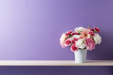 紫色の壁と棚のある部屋