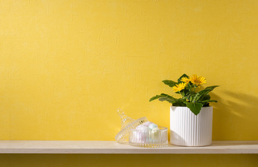 黄色い壁と棚のある部屋