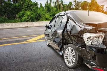 Fototapeta premium wypadek samochodowy na drodze