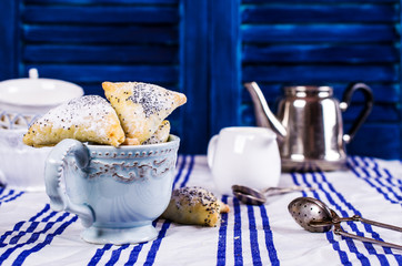 Triangular cookies with poppy seeds