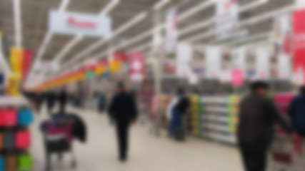 Obraz premium Blurred image of people in shopping mall with bokeh