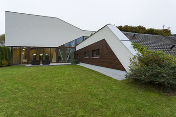Obraz premium Futuristic villa exterior with garden