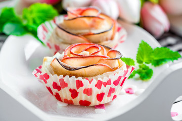 Kleine Kuchen aus Apfel und Blätterteig in Form einer Rose, Apfelrose, Cupcake