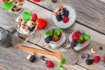 Chia Samen Pudding zubereitet mit Soja Milch (Salvia hispanica)