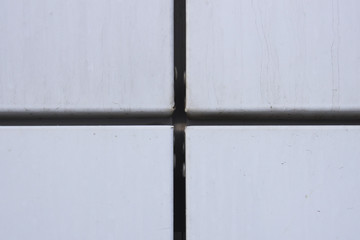 Connection between aluminum panels ventilated facade