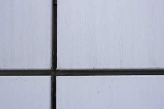 Connection between aluminum panels ventilated facade