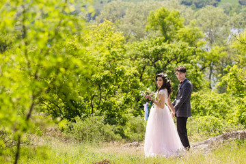 groom and bride outdoor back view