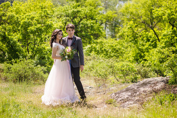 groom and bride outdoor back view