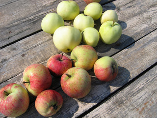 apples on a wooden table