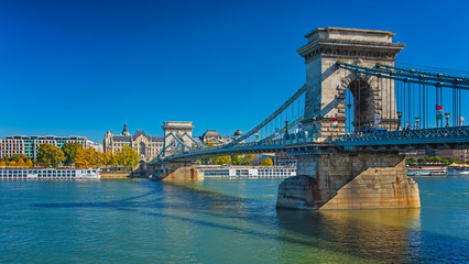 Obraz premium Chain Bridge in autumn