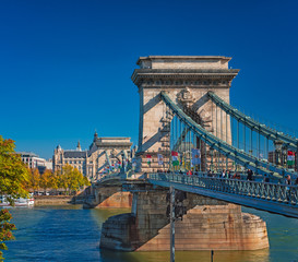 Obraz premium Chain Bridge in autumn