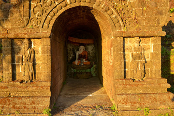 Obraz premium The Ancient temple in marukoo during sunrise, Myanmar