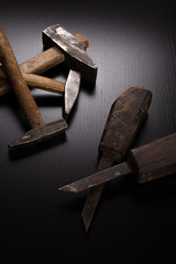 martello chiodi e legno