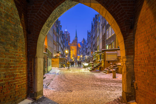 Gate to the Mariacka street in Gdansk at snowy night, Poland