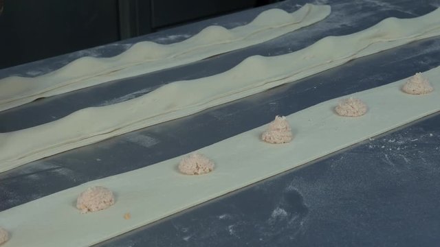 panzerotti fatti a mano in laboratorio